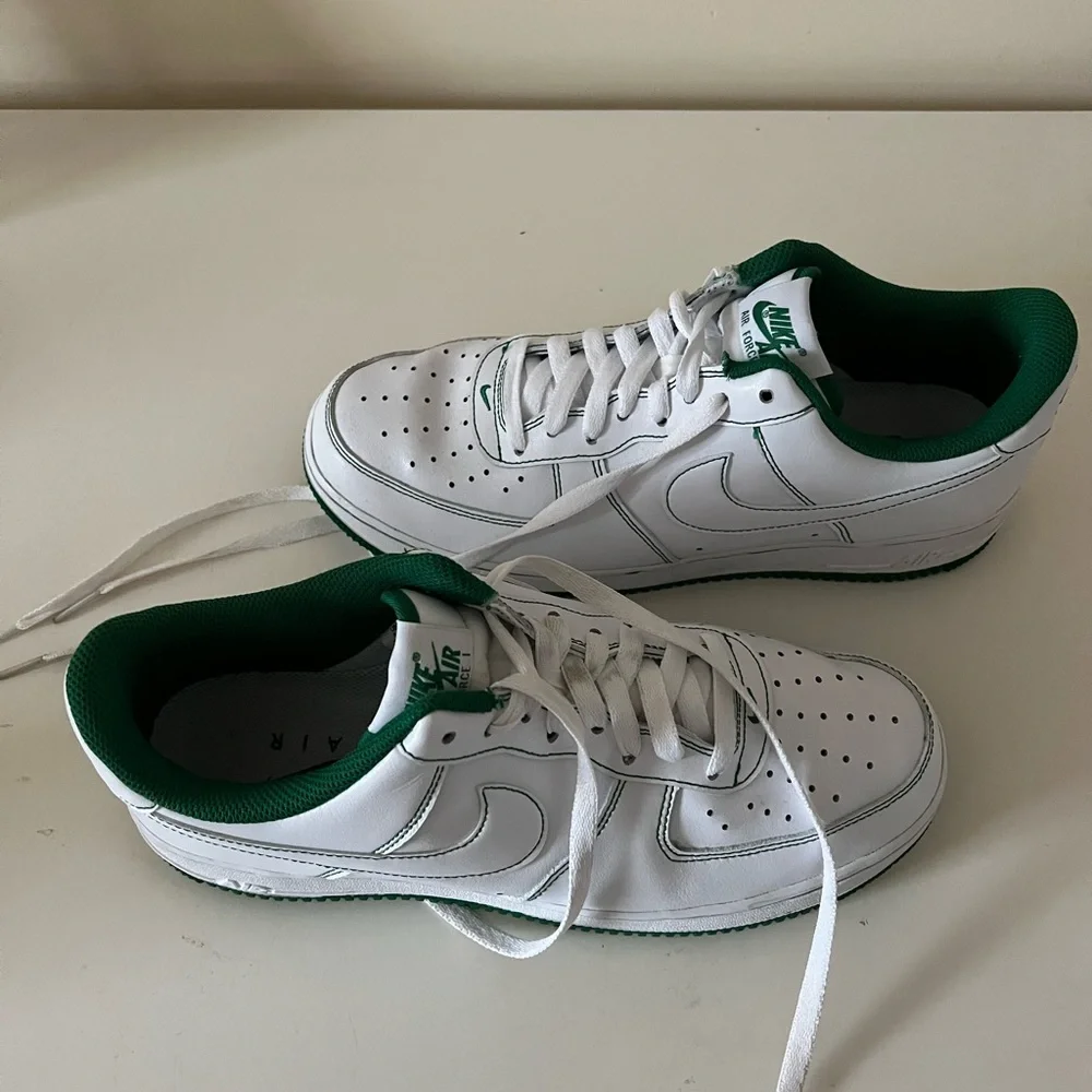 Nike Air Force 1 size 9.5M, white with green stitching - Picture 2 of 13